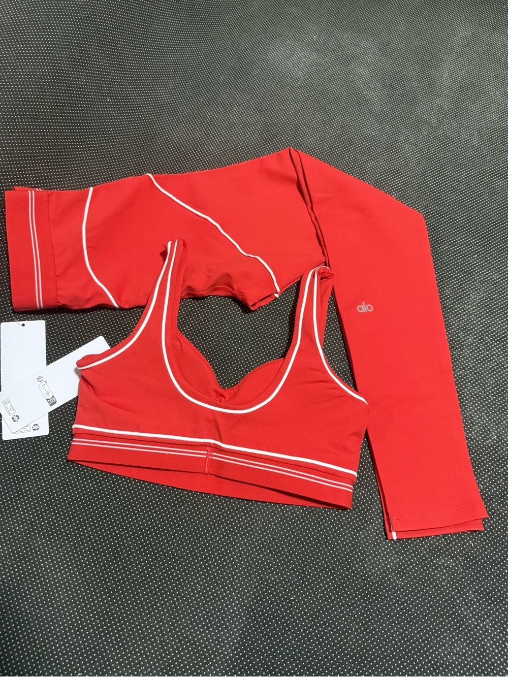 ALO Yoga Red Sports Bra and Leggings Set with White Piping - Picture 4 of 4